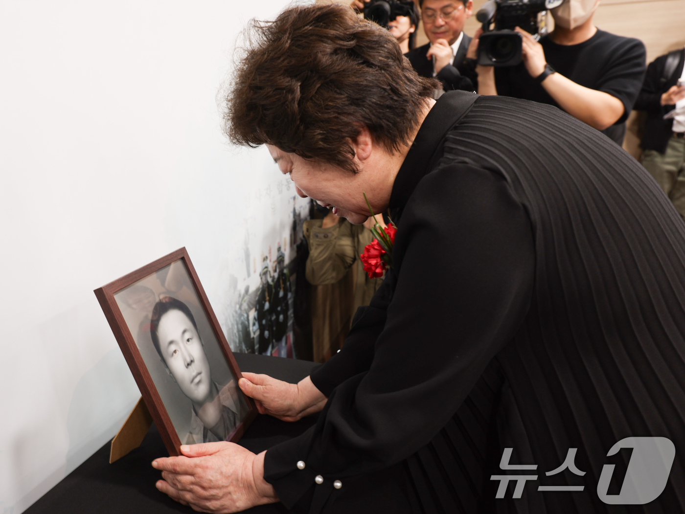 (서울=뉴스1) 허경 기자 = 8일 서울 동작구 국방부유해발굴감식단에서 열린 6·25전사자 유해 얼굴복원 유가족 초청행사에서 故 송영환 일병의 딸인 송재숙 씨가 영정을 어루만지고 …
