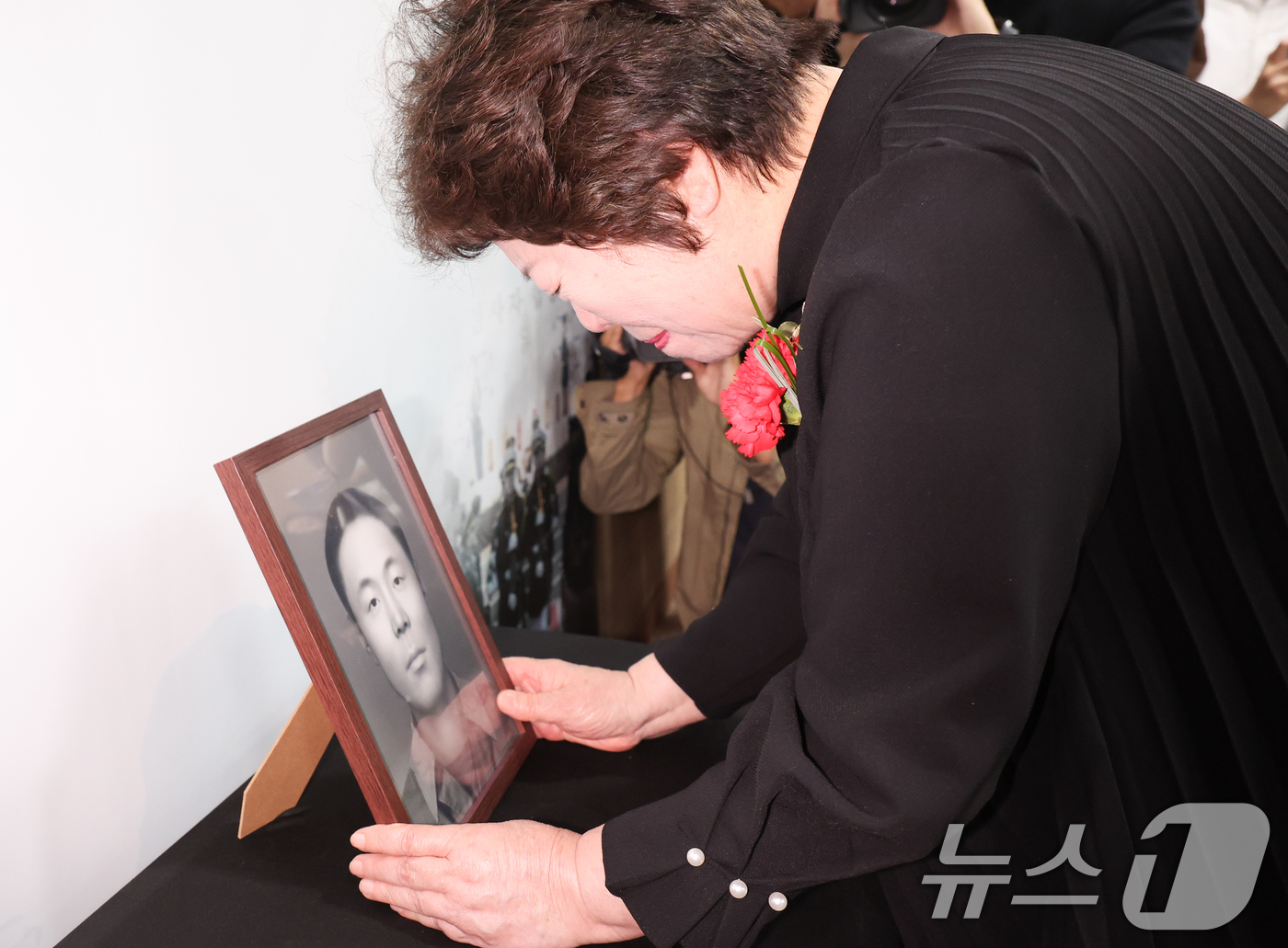 (서울=뉴스1) 허경 기자 = 8일 서울 동작구 국방부유해발굴감식단에서 열린 6·25전사자 유해 얼굴복원 유가족 초청행사에서 故 송영환 일병의 딸인 송재숙 씨가 영정을 어루만지고 …