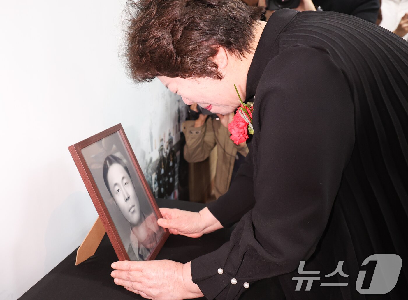 본문 이미지 - 8일 서울 동작구 국방부유해발굴감식단에서 열린 6·25전사자 유해 얼굴복원 유가족 초청행사에서 故 송영환 일병의 딸인 송재숙 씨가 영정을 어루만지고 있다. 2025.5.8/뉴스1 ⓒ News1 허경 기자