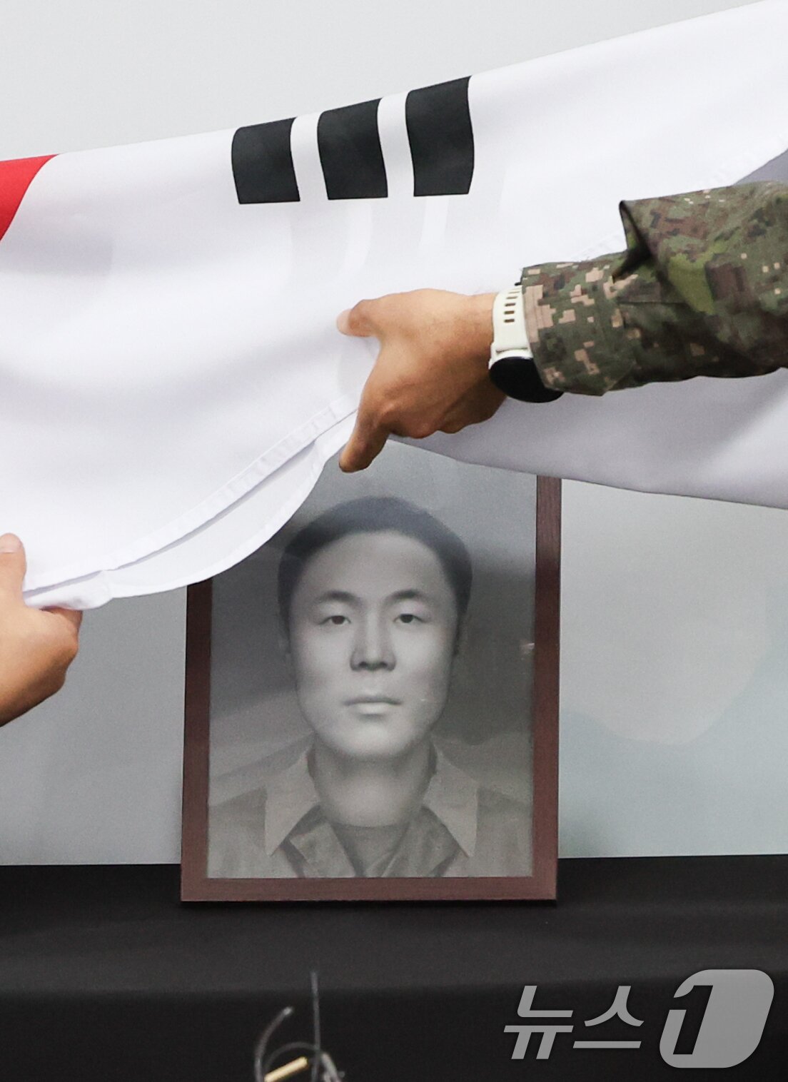 본문 이미지 - 8일 서울 동작구 국방부유해발굴감식단에서 열린 6·25전사자 유해 얼굴복원 유가족 초청행사에서 故 송영환 일병의 영정이 공개되고 있다. 2025.5.8/뉴스1 ⓒ News1 허경 기자