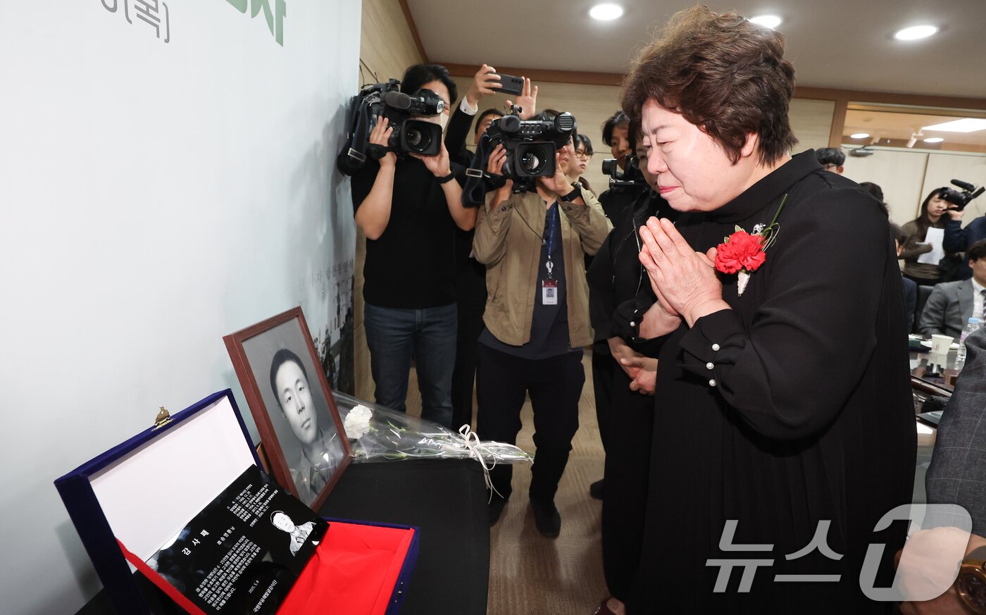 본문 이미지 - 8일 서울 동작구 국방부유해발굴감식단에서 열린 6·25전사자 유해 얼굴복원 유가족 초청행사에서 故 송영환 일병의 딸인 송재숙 씨가 영정을 바라보며 눈시울을 붉히고 있다. 2025.5.8/뉴스1 ⓒ News1 허경 기자
