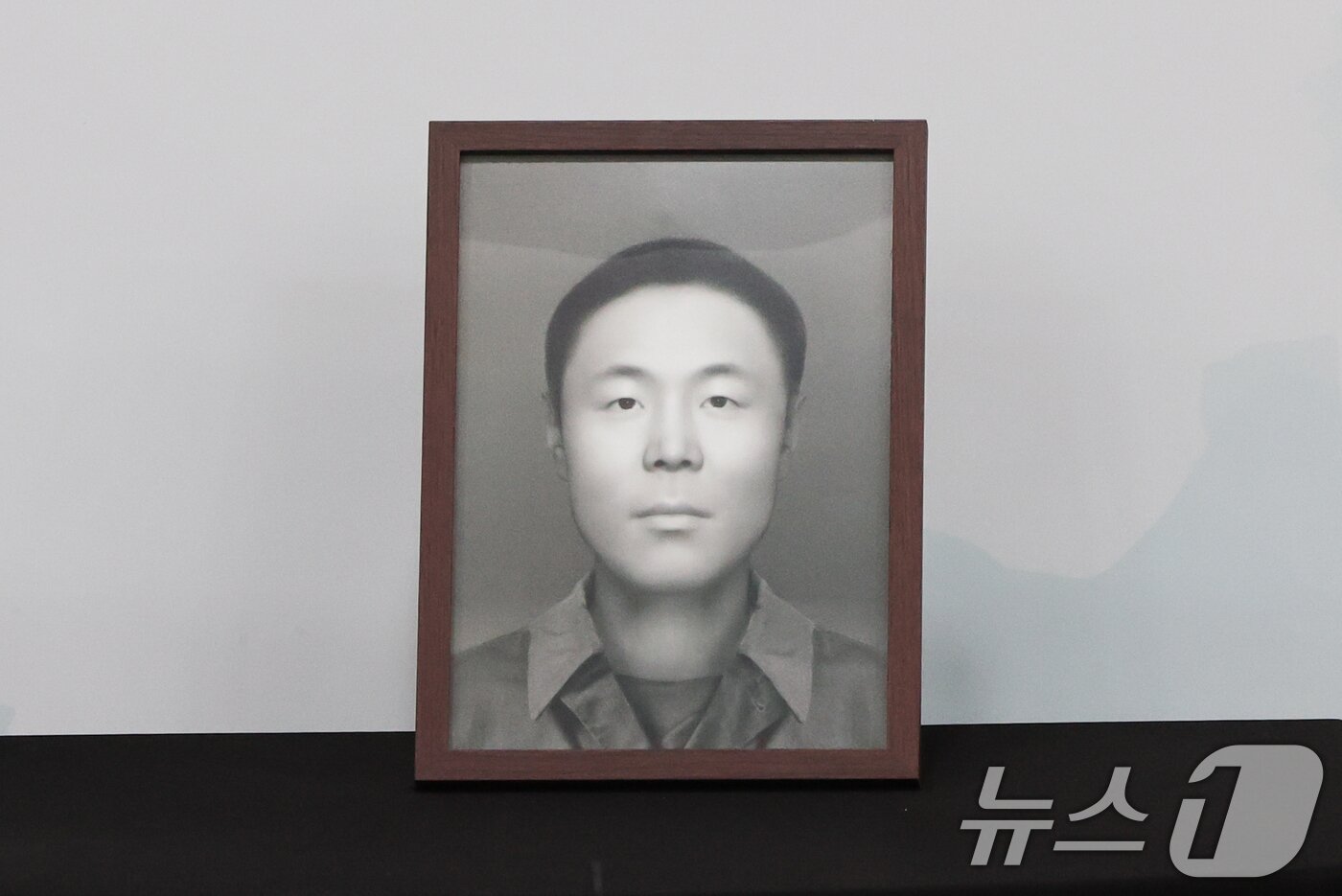 본문 이미지 - 8일 서울 동작구 국방부유해발굴감식단에서 열린 6·25전사자 유해 얼굴복원 유가족 초청행사에서 故 송영환 일병의 영정이 공개되고 있다. 2025.5.8/뉴스1 ⓒ News1 허경 기자