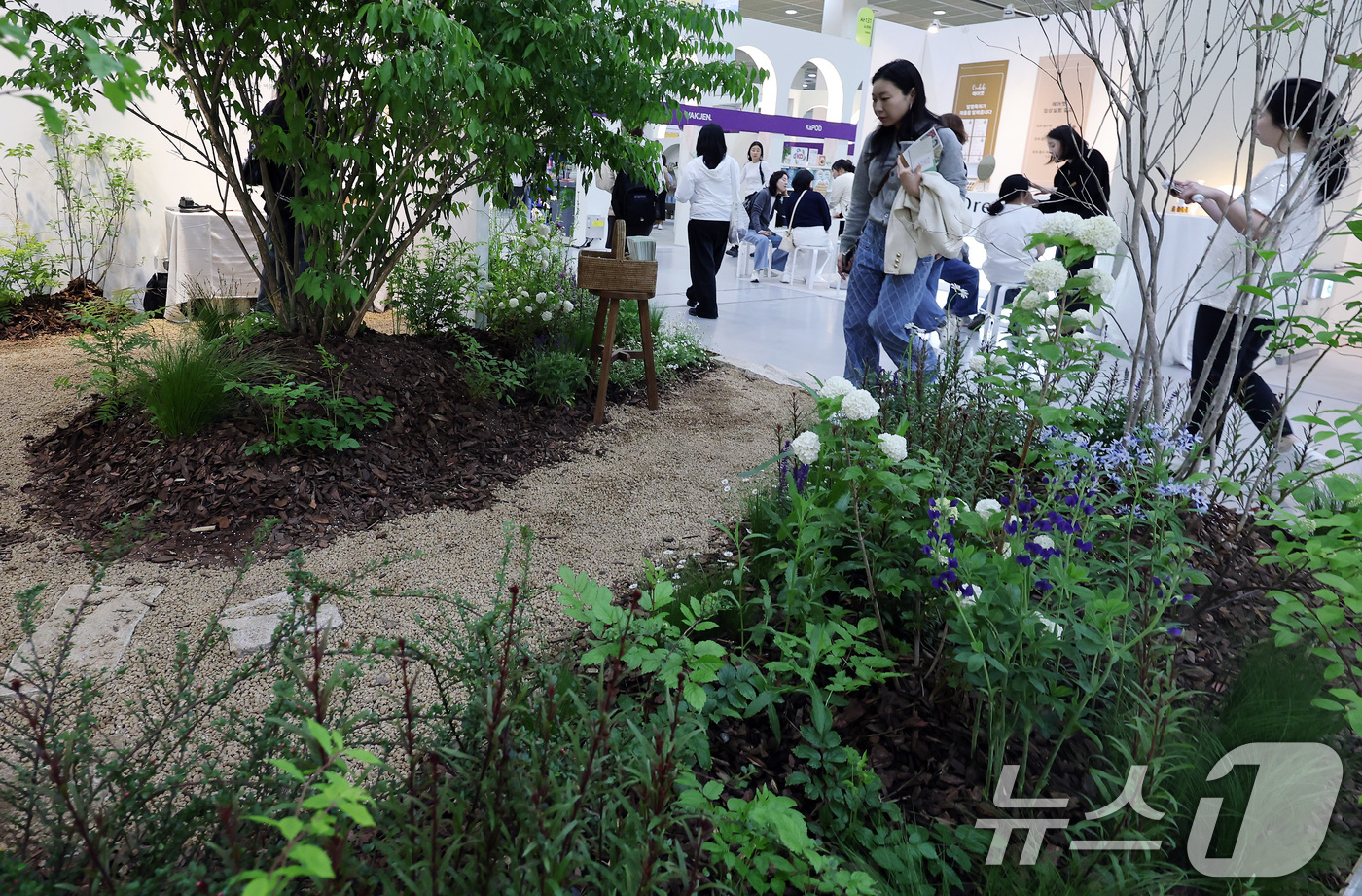 (서울=뉴스1) 이동해 기자 = 8일 서울 강남구 코엑스에서 열린 프리미엄 리빙 전시회 ‘2025 더 메종'을 찾은 관람객들이 전시를 둘러보고 있다.'더 메종'은 집을 매개로 더 …