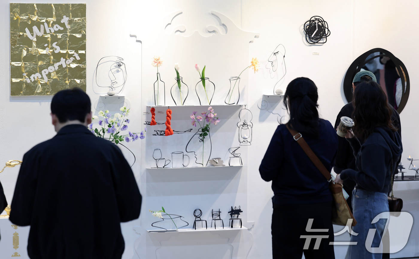 (서울=뉴스1) 이동해 기자 = 8일 서울 강남구 코엑스에서 열린 프리미엄 리빙 전시회 ‘2025 더 메종'을 찾은 관람객들이 전시를 둘러보고 있다.'더 메종'은 집을 매개로 더 …