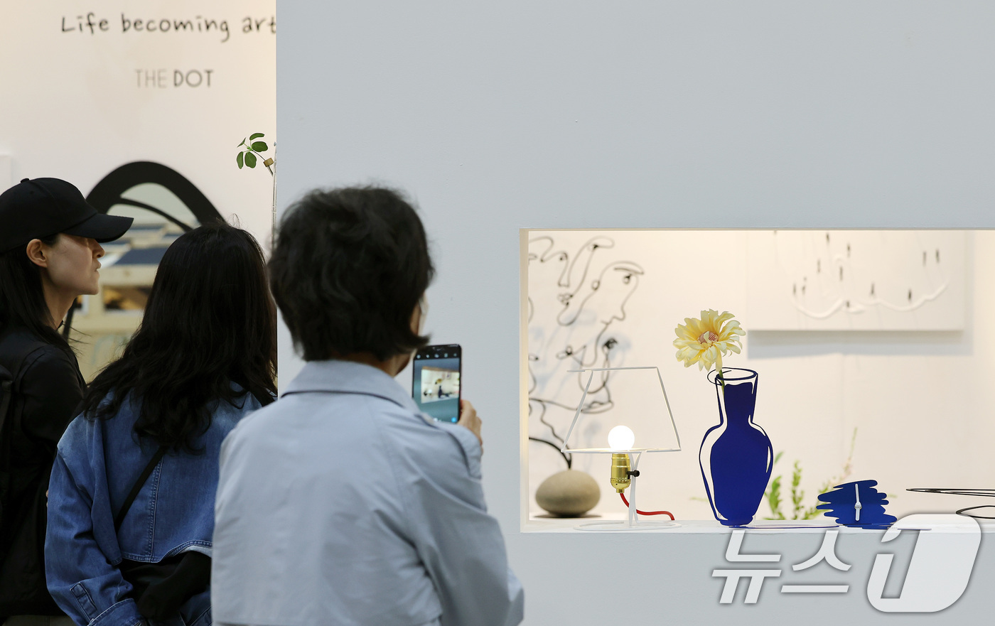 (서울=뉴스1) 이동해 기자 = 8일 서울 강남구 코엑스에서 열린 프리미엄 리빙 전시회 ‘2025 더 메종'을 찾은 관람객들이 전시를 둘러보고 있다.'더 메종'은 집을 매개로 더 …