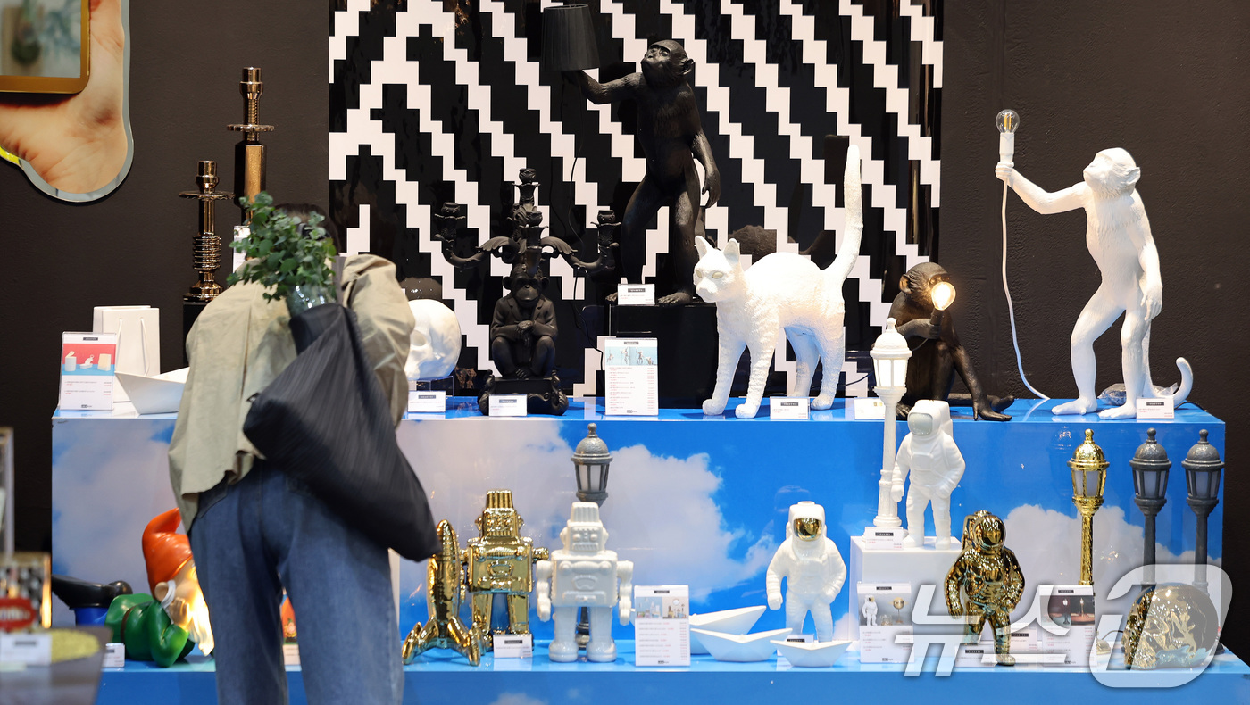 (서울=뉴스1) 이동해 기자 = 8일 서울 강남구 코엑스에서 열린 프리미엄 리빙 전시회 ‘2025 더 메종'을 찾은 관람객들이 전시를 둘러보고 있다.'더 메종'은 집을 매개로 더 …