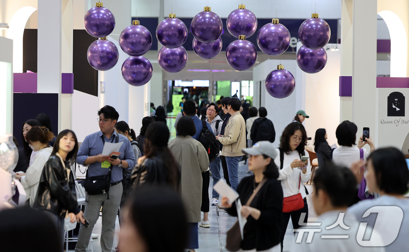 (서울=뉴스1) 이동해 기자 = 8일 서울 강남구 코엑스에서 열린 프리미엄 리빙 전시회 ‘2025 더 메종'을 찾은 관람객들이 전시를 둘러보고 있다.'더 메종'은 집을 매개로 더 …