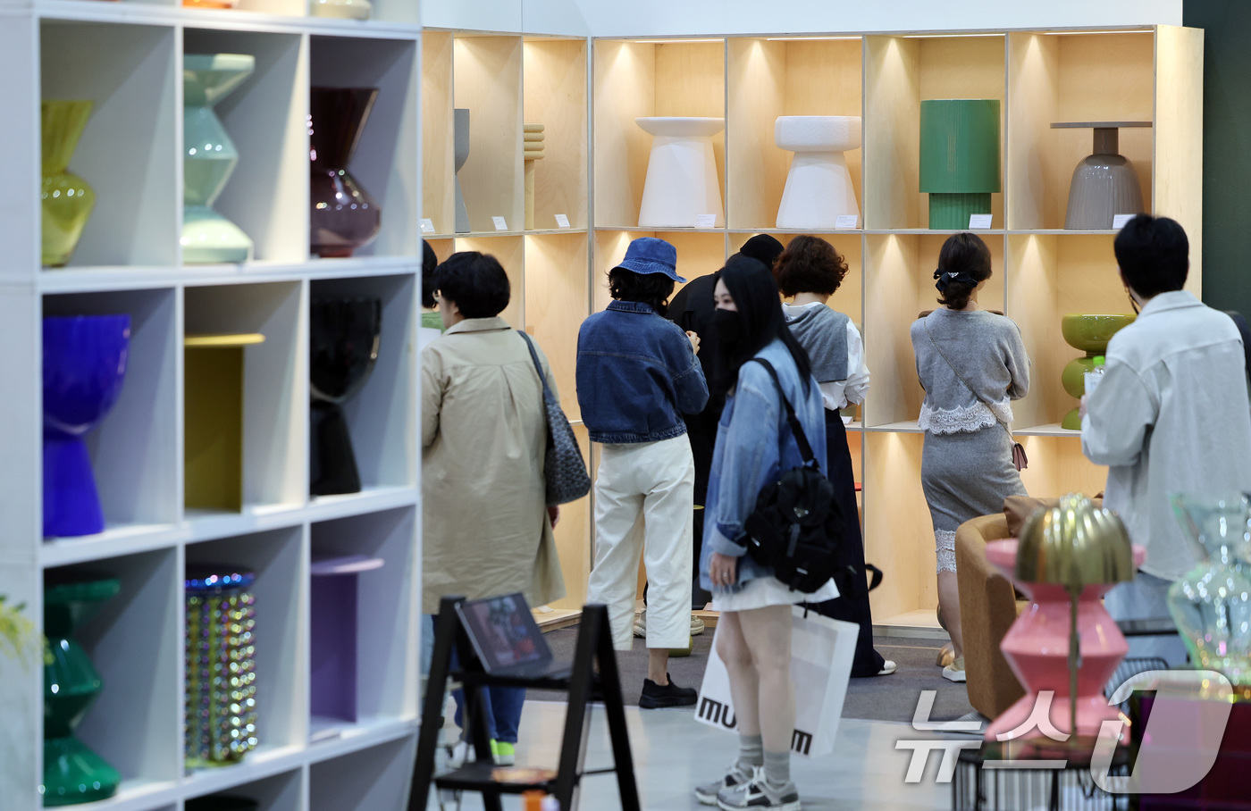 (서울=뉴스1) 이동해 기자 = 8일 서울 강남구 코엑스에서 열린 프리미엄 리빙 전시회 ‘2025 더 메종'을 찾은 관람객들이 전시를 둘러보고 있다.'더 메종'은 집을 매개로 더 …