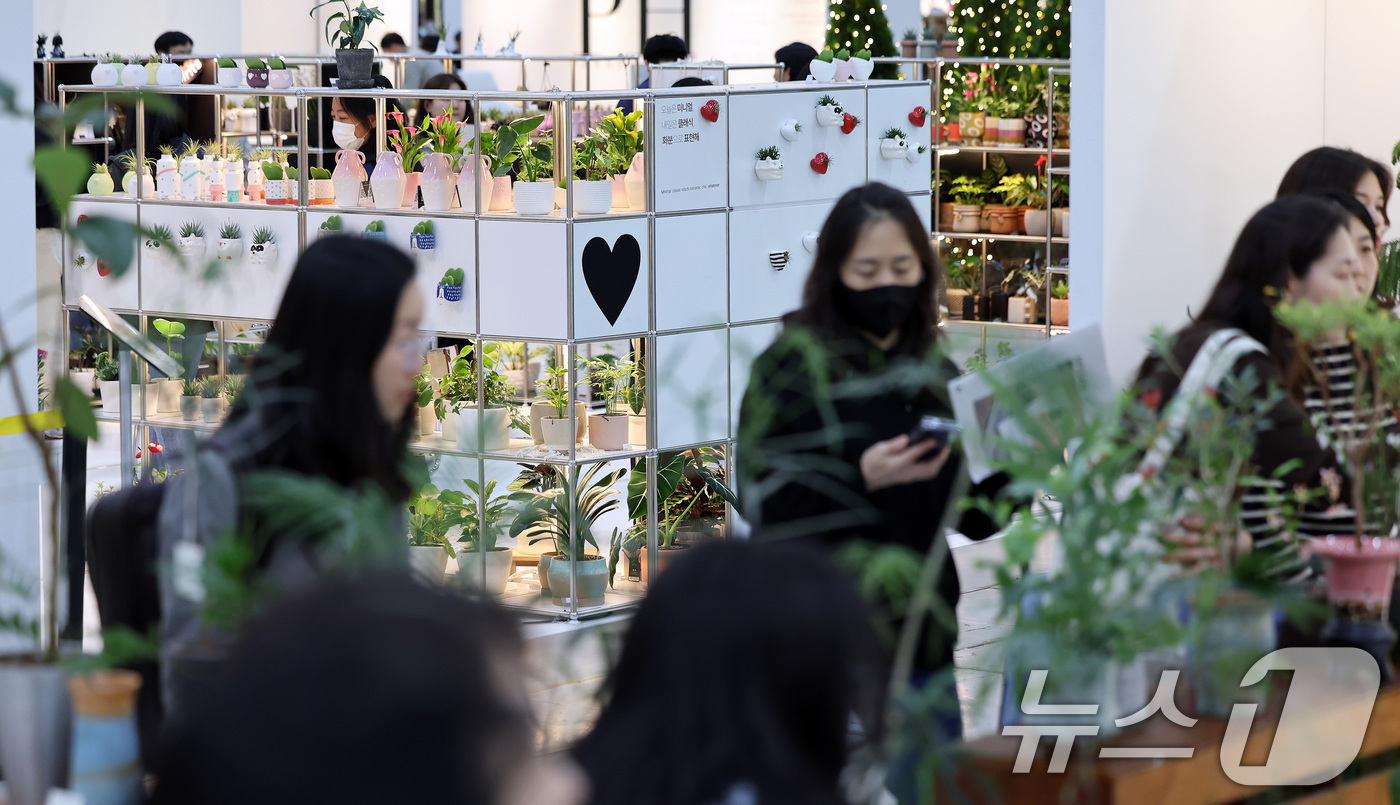 (서울=뉴스1) 이동해 기자 = 8일 서울 강남구 코엑스에서 열린 프리미엄 리빙 전시회 ‘2025 더 메종'을 찾은 관람객들이 전시를 둘러보고 있다.'더 메종'은 집을 매개로 더 …