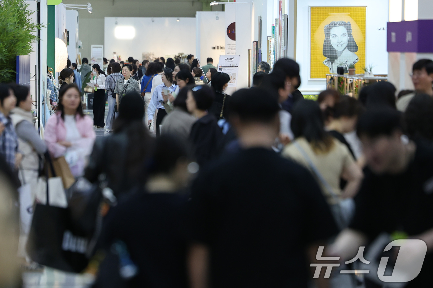 (서울=뉴스1) 이동해 기자 = 8일 서울 강남구 코엑스에서 열린 프리미엄 리빙 전시회 ‘2025 더 메종'을 찾은 관람객들이 전시를 둘러보고 있다.'더 메종'은 집을 매개로 더 …