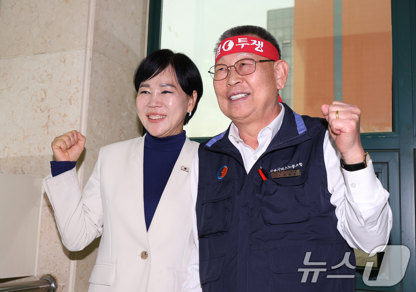 (서울=뉴스1) 장수영 기자 = 박점곤 서울시버스노동조합 위원장이 8일 서울 서초구 전국자동차노동조합연맹에서 열린 대표자 회의에서 앞서 전현희 더불어민주당 의원과 사진을 촬영하고 …