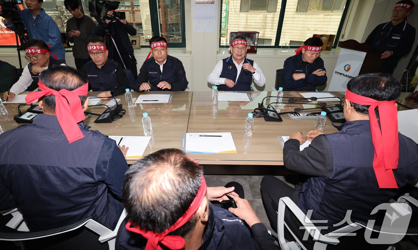 본문 이미지 - 22개 버스 노조 위원장들이 서울 서초구 전국자동차노동조합연맹에서 대표자 회의를 하고 있다. 2025.5.8/뉴스1 ⓒ News1 장수영 기자