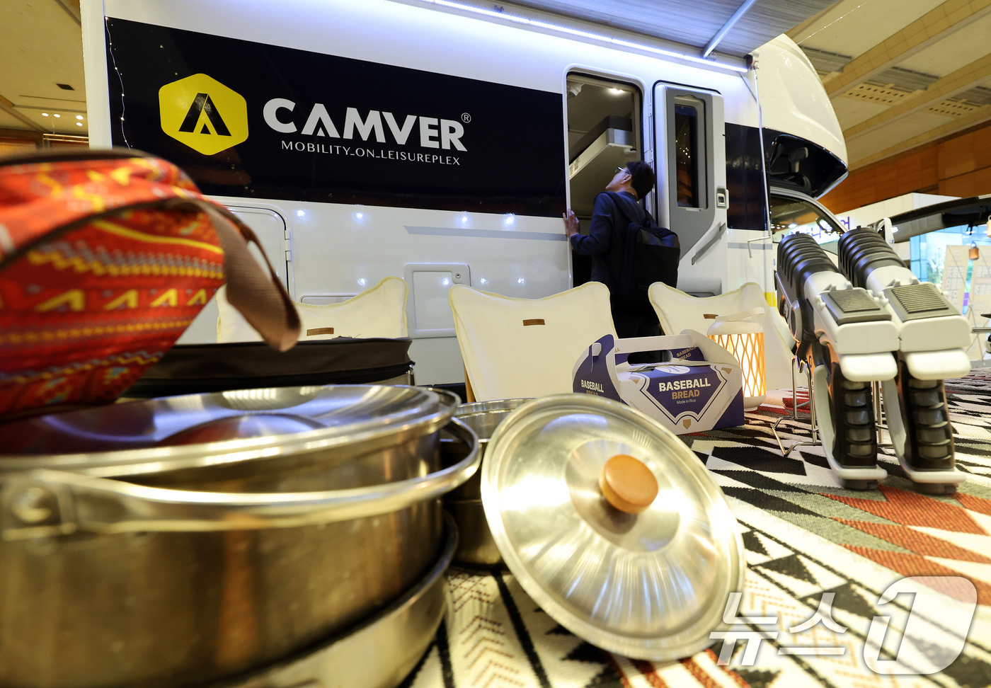 (서울=뉴스1) 이동해 기자 = 8일 서울 강남구 코엑스에서 열린 '2025 올댓트래블'에서 관람객들이 캠핑카를 살펴보고 있다. 2025.5.8/뉴스1