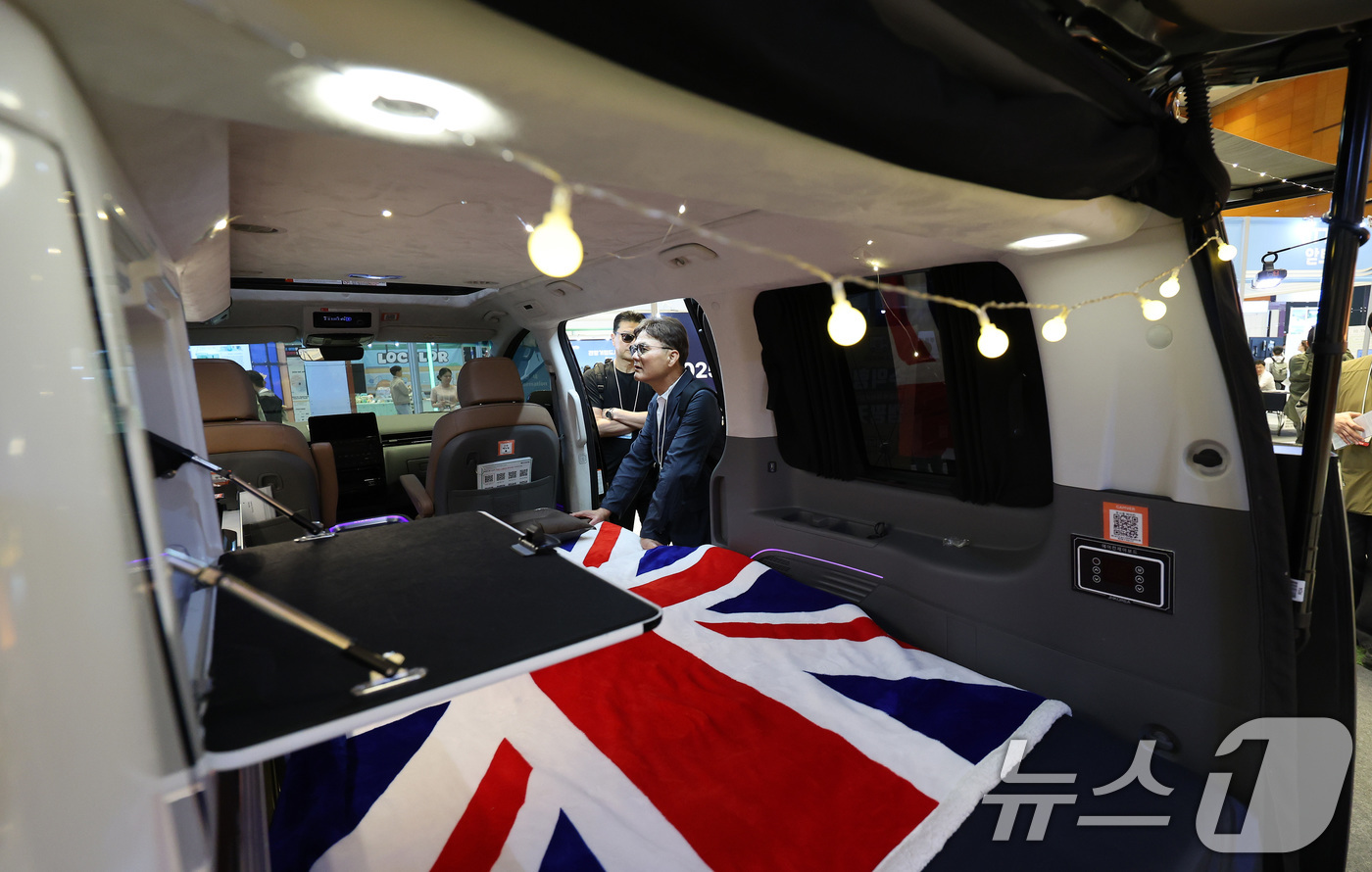 (서울=뉴스1) 이동해 기자 = 8일 서울 강남구 코엑스에서 열린 '2025 올댓트래블'에서 관람객들이 캠핑카를 살펴보고 있다. 2025.5.8/뉴스1