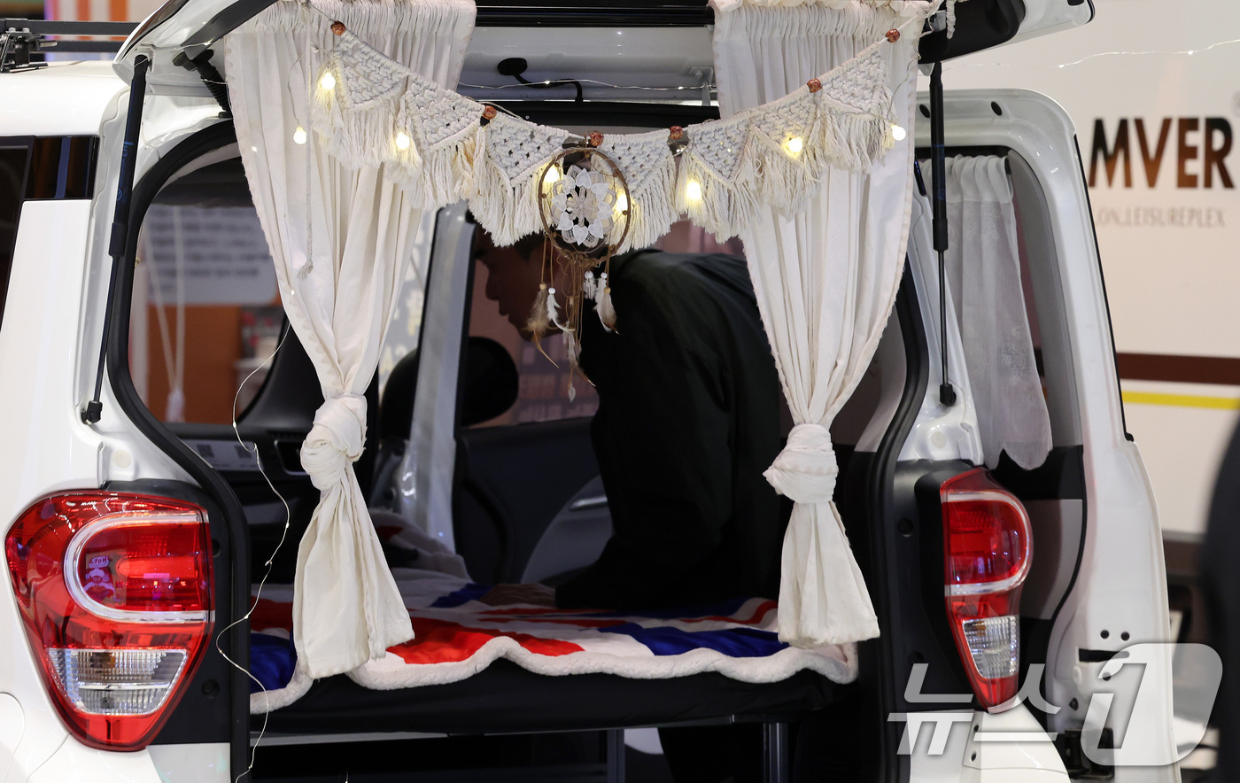 (서울=뉴스1) 이동해 기자 = 8일 서울 강남구 코엑스에서 열린 '2025 올댓트래블'에서 관람객들이 캠핑카를 살펴보고 있다. 2025.5.8/뉴스1