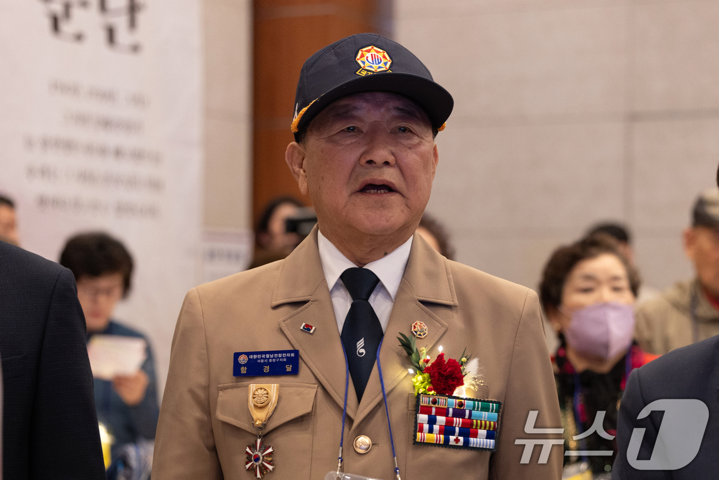(서울=뉴스1) 이승배 기자 = 8일 서울 용산구 백범김구기념관에서 열린 제53회 어버이날 기념식에서 월남참전용사가 가슴에 카네이션을 달고 있다. 2025.5.8/뉴스1