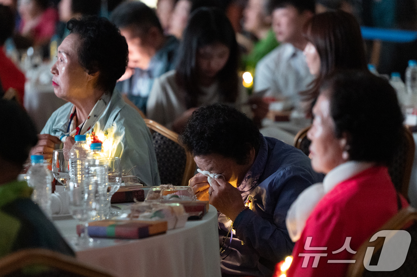 (서울=뉴스1) 이승배 기자 = 8일 서울 용산구 백범김구기념관에서 열린 제53회 어버이날 기념식에서 한 어르신이 어버이날 소개 영상을 보다 눈물을 훔치고 있다. 2025.5.8/ …