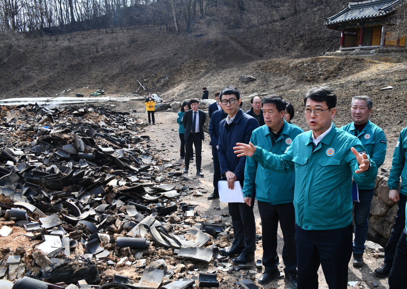 본문 이미지 - 산불로 전소된 경북 문화유산자료인 &#39;용담사 금정암 화엄강당&#39;을 확인하는 최응천 국가유산청장&#40;국가유산청 제공&#41;