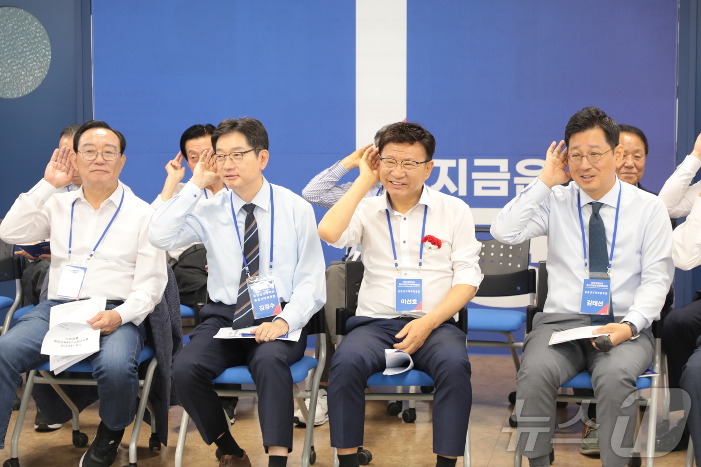 (울산=뉴스1) 김세은 기자 = 8일 더불어민주당 울산시당 민주홀에서 울산 선대위 1차 회의가 열렸다. 왼쪽부터 송철호 전 울산시장, 김경수 중앙선대위 총괄선대위원장, 이선호 울산 …