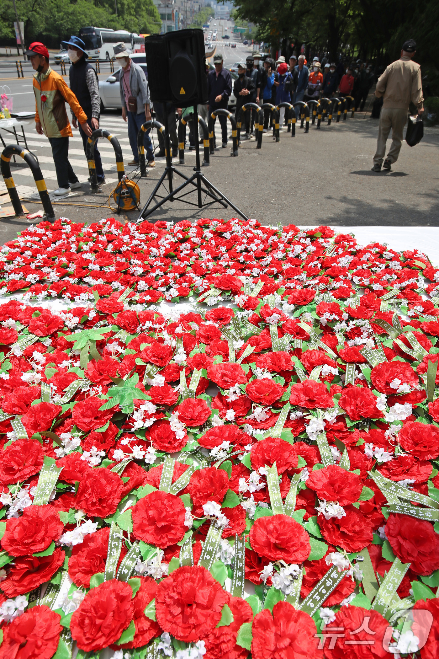 (대구=뉴스1) 공정식 기자 = 어버이날인 8일 오후 대구 달서구 두류공원 사랑해밥차 무료급식소에 어르신을 위한 카네이션이 놓여 있다.무료급식소 측은 이날 어버이날을 맞아 카네이션 …