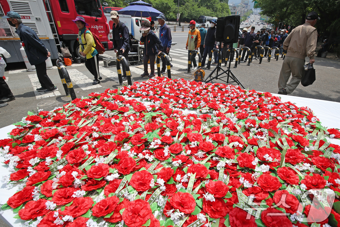 (대구=뉴스1) 공정식 기자 = 어버이날인 8일 오후 대구 달서구 두류공원 사랑해밥차 무료급식소에 어르신을 위한 카네이션이 놓여 있다.무료급식소 측은 이날 어버이날을 맞아 카네이션 …
