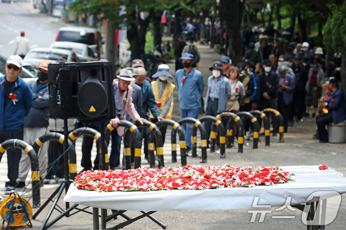 (대구=뉴스1) 공정식 기자 = 어버이날인 8일 오후 대구 달서구 두류공원 사랑해밥차 무료급식소에 어르신을 위한 카네이션이 놓여 있다.무료급식소 측은 이날 어버이날을 맞아 카네이션 …