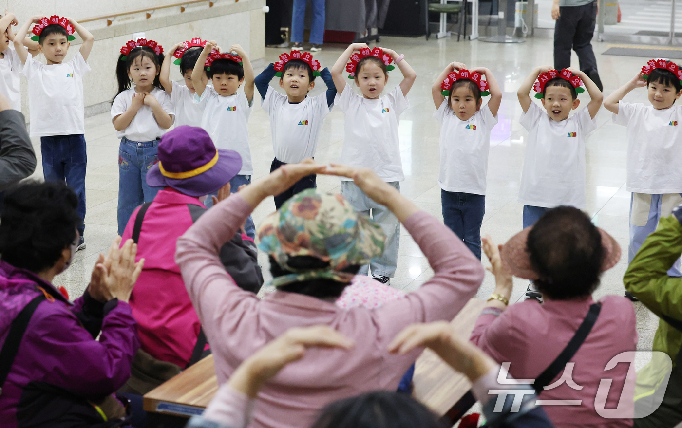 (수원=뉴스1) 김영운 기자 = 8일 경기 수원시 영통구 광교노인복지관에서 시립광교2동어린이집 아이들이 어르신들에게 카네이션을 달아드리고 감사 인사를 전하고 있다. 2025.5.8 …