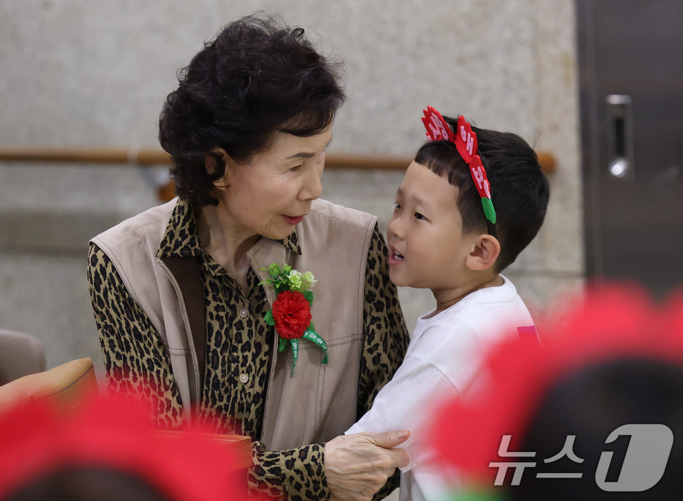 (수원=뉴스1) 김영운 기자 = 8일 경기 수원시 영통구 광교노인복지관에서 시립광교2동어린이집 아이들이 어르신들에게 카네이션을 달아드리고 감사 인사를 전하고 있다. 2025.5.8 …