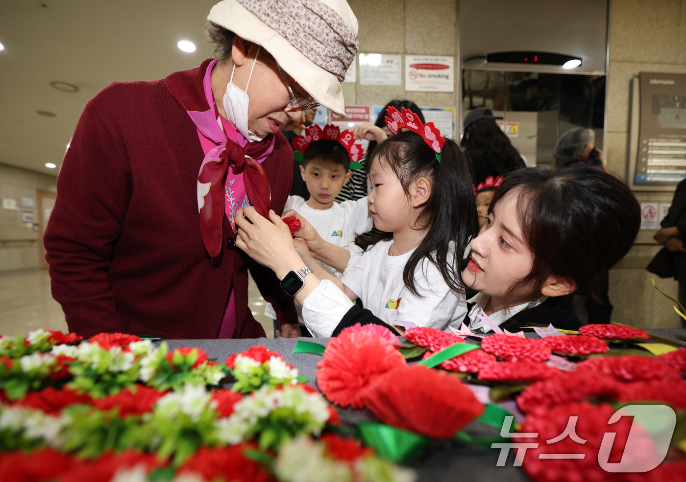 (수원=뉴스1) 김영운 기자 = 8일 경기 수원시 영통구 광교노인복지관에서 시립광교2동어린이집 아이들이 어르신들에게 카네이션을 달아드리고 있다. 2025.5.8/뉴스1