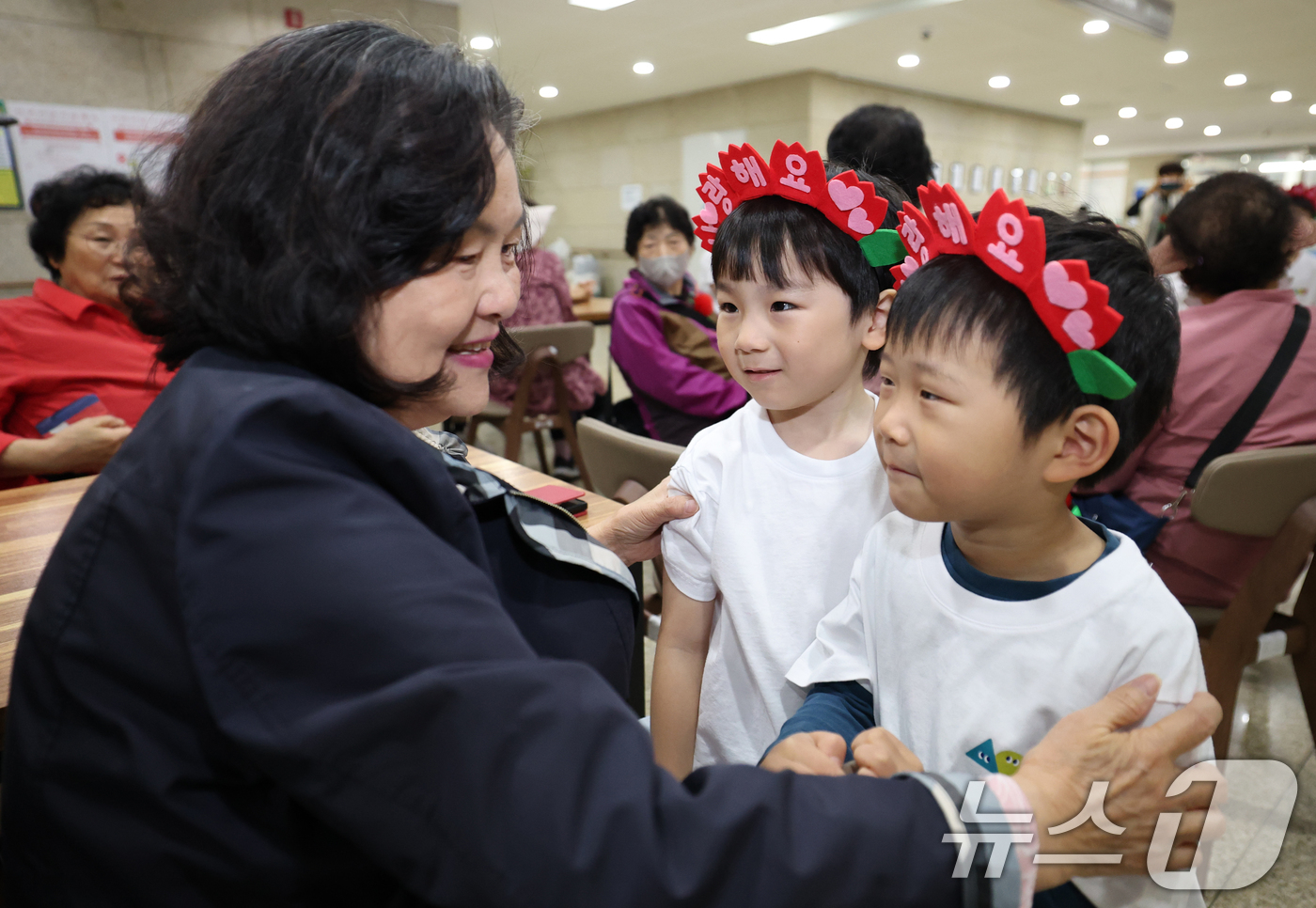 (수원=뉴스1) 김영운 기자 = 8일 경기 수원시 영통구 광교노인복지관에서 시립광교2동어린이집 아이들이 어르신들에게 카네이션을 달아드리며 감사 인사를 전하고 있다. 2025.5.8 …
