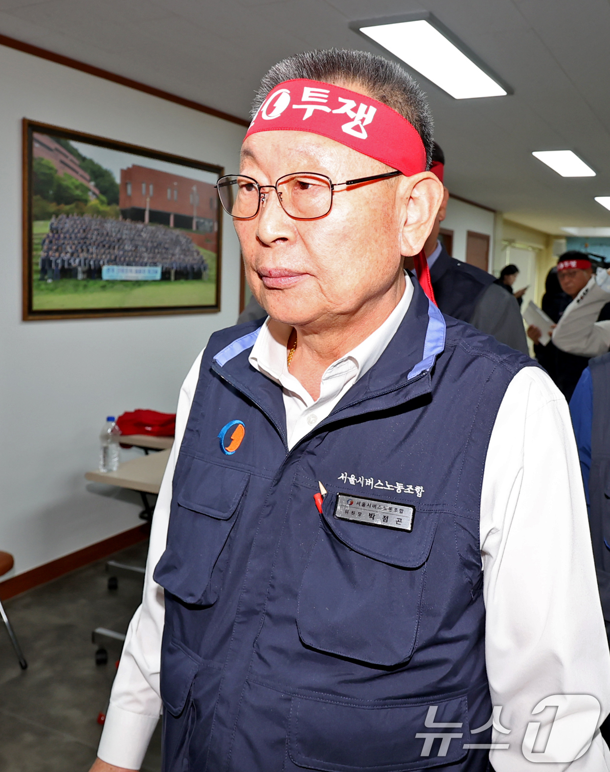 (서울=뉴스1) 장수영 기자 = 박점곤 서울버스노조 위원장이 8일 서울 서초구 전국자동차노동조합연맹에서 열린 서울 등 22개 지역 버스 노조 대표자 회의 및 브리핑을 마친 뒤 이동 …