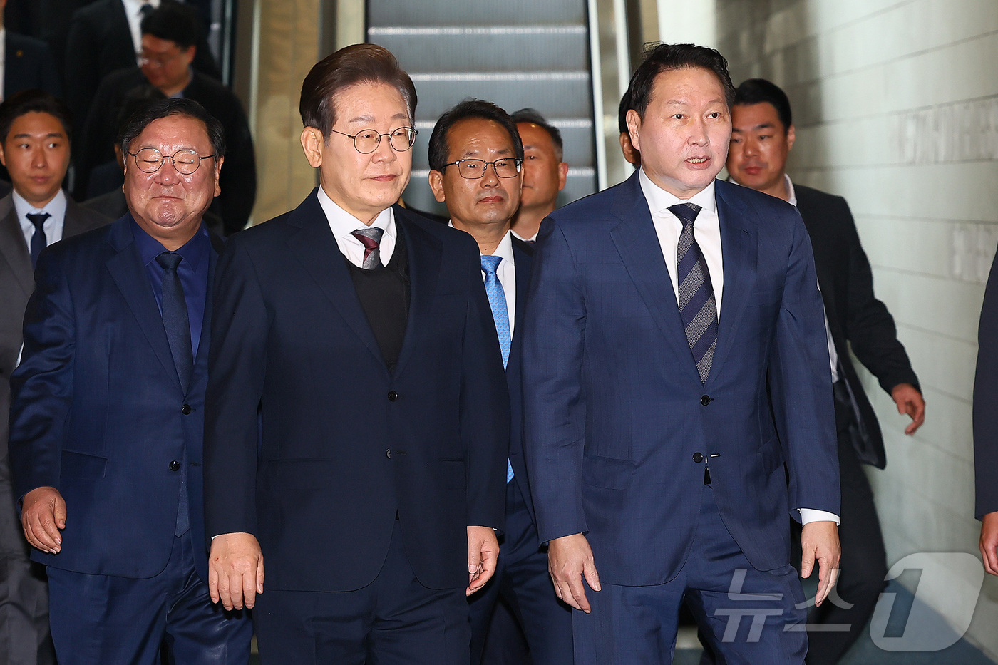 (서울=뉴스1) 국회사진취재단 = 이재명 더불어민주당 대통령 후보가 8일 오전 서울 중구 대한상공회의소에서 열린 대선후보 초청 경제5단체장 간담회에 참석하고 있다. 오른쪽은 최태원 …