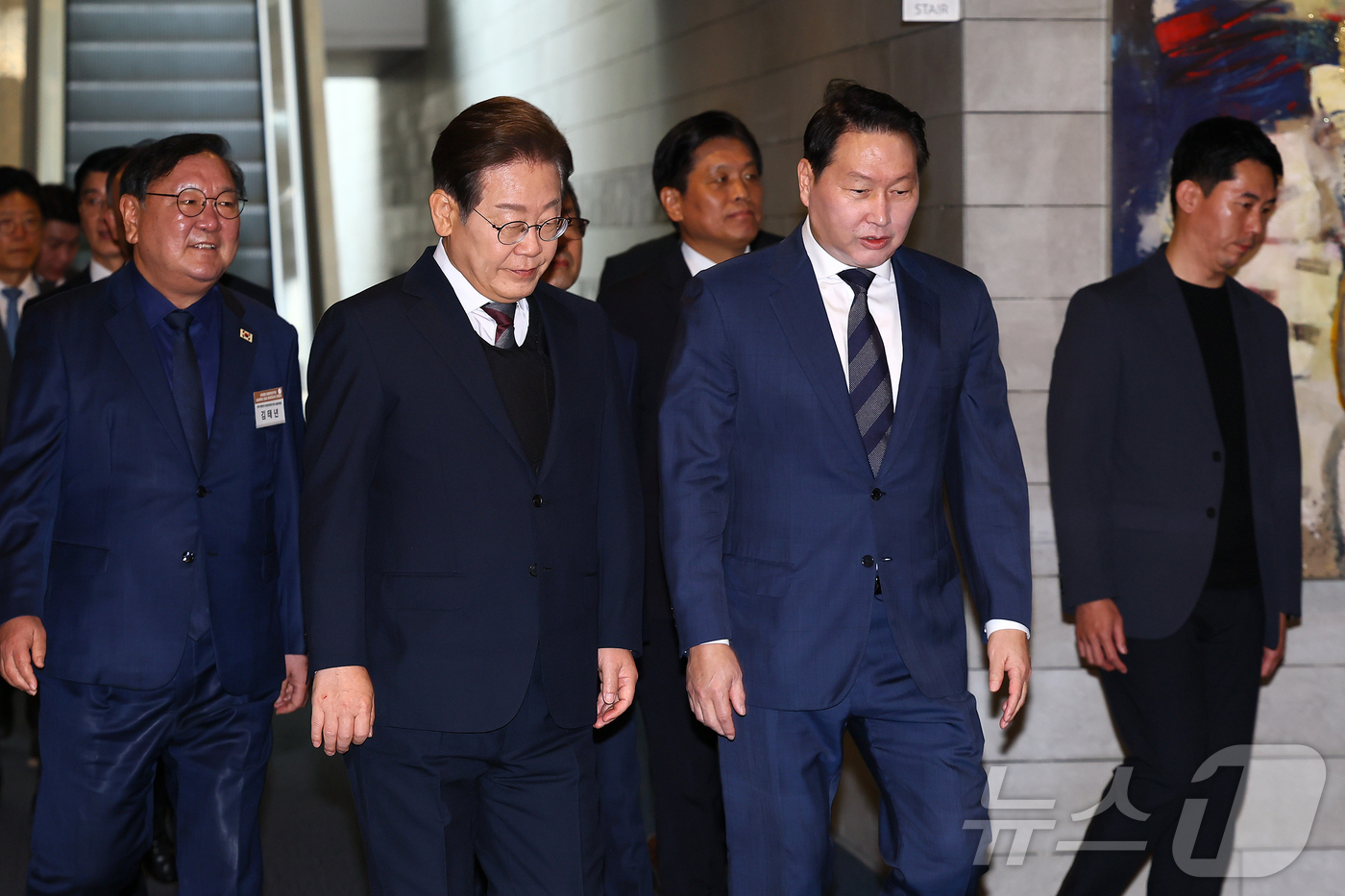 (서울=뉴스1) 국회사진취재단 = 이재명 더불어민주당 대선후보가 8일 오전 서울 중구 대한상공회의소에서 열린 대선후보 초청 경제5단체장 간담회에 참석하고 있다.오른쪽은 최태원 대한 …