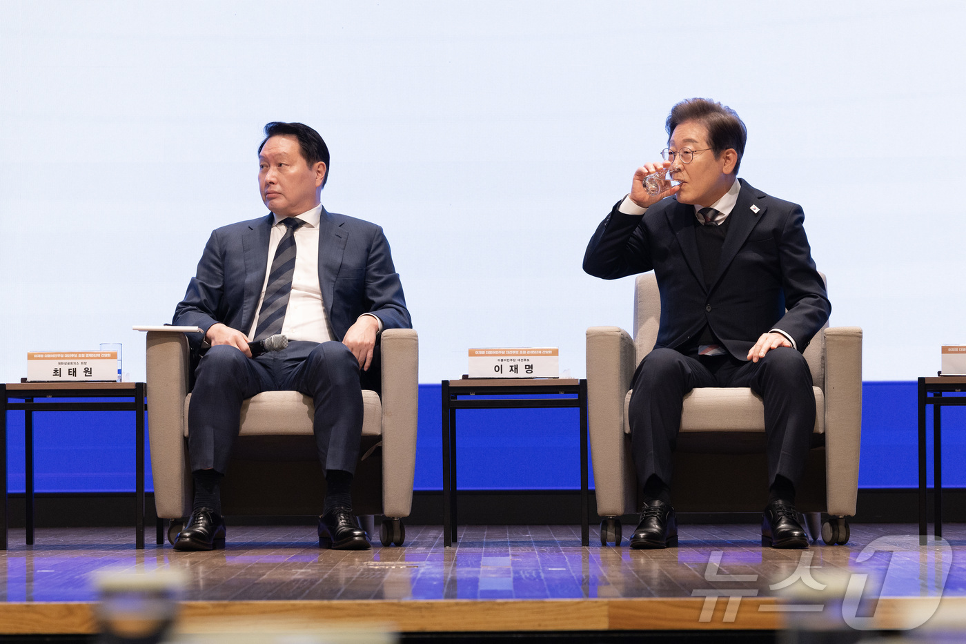 (서울=뉴스1) 국회사진취재단 = 이재명 더불어민주당 대선후보가 8일 오전 서울 중구 대한상공회의소에서 열린 대선후보 초청 경제5단체장 간담회에서 발언을 마치고 물을 마시고 있다. …