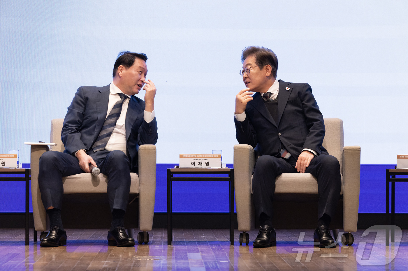 (서울=뉴스1) 국회사진취재단 = 이재명 더불어민주당 대선후보가 8일 오전 서울 중구 대한상공회의소에서 열린 대선후보 초청 경제5단체장 간담회에서 최태원 대한상의 회장과 대화하고 …