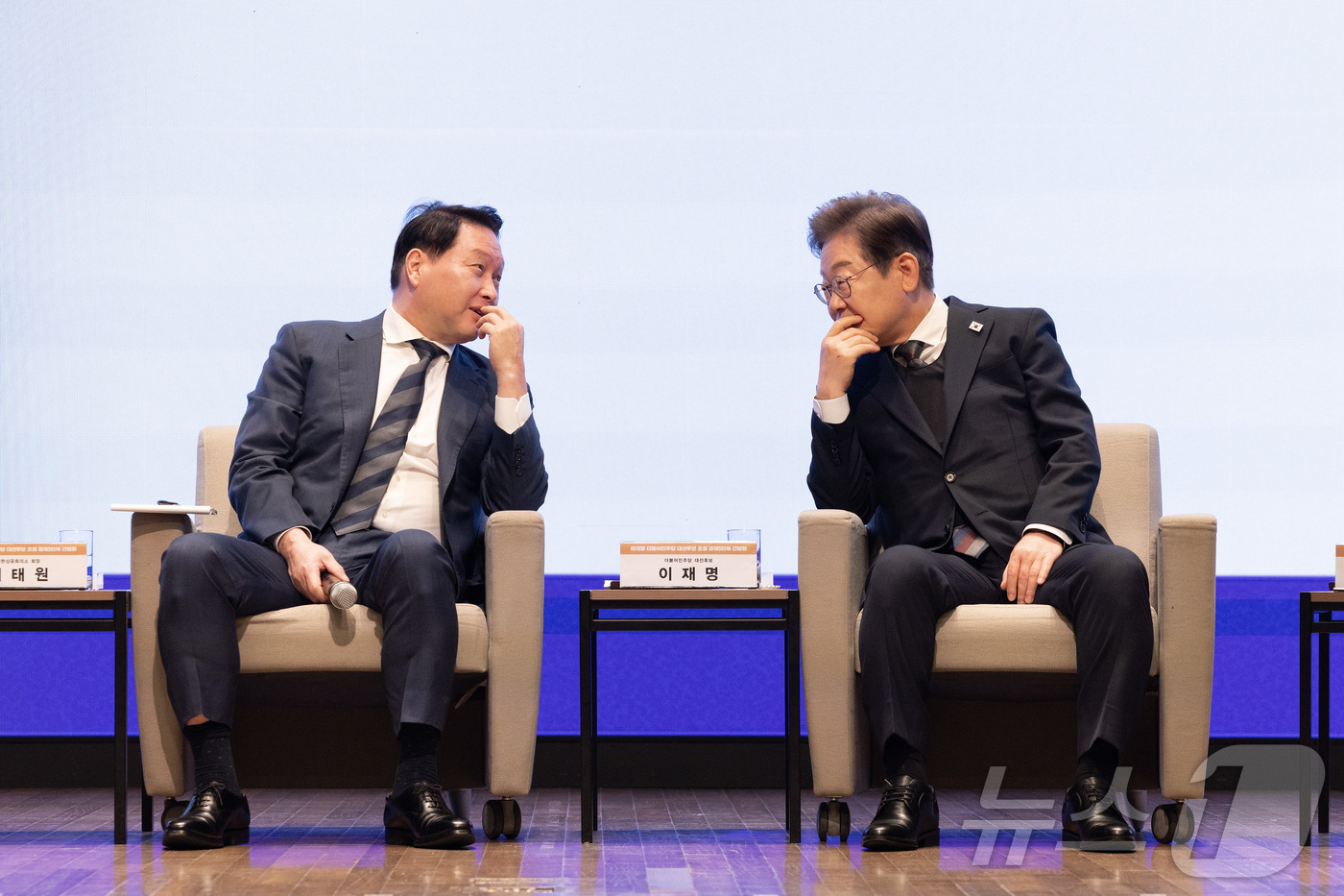 (서울=뉴스1) 국회사진취재단 = 이재명 더불어민주당 대선후보가 8일 오전 서울 중구 대한상공회의소에서 열린 대선후보 초청 경제5단체장 간담회에서 최태원 대한상의 회장과 대화하고 …