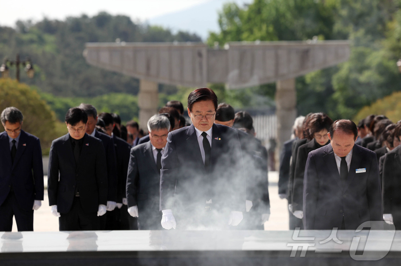 (광주=뉴스1) 박지현 기자 = 문인 북구청장과 간부공무원들이 8일 광주 북구 운정동 국립 5·18민주묘지에서 5·18민주화운동 45주년을 맞아 영령들의 숭고한 넋을 기리고 있다. …