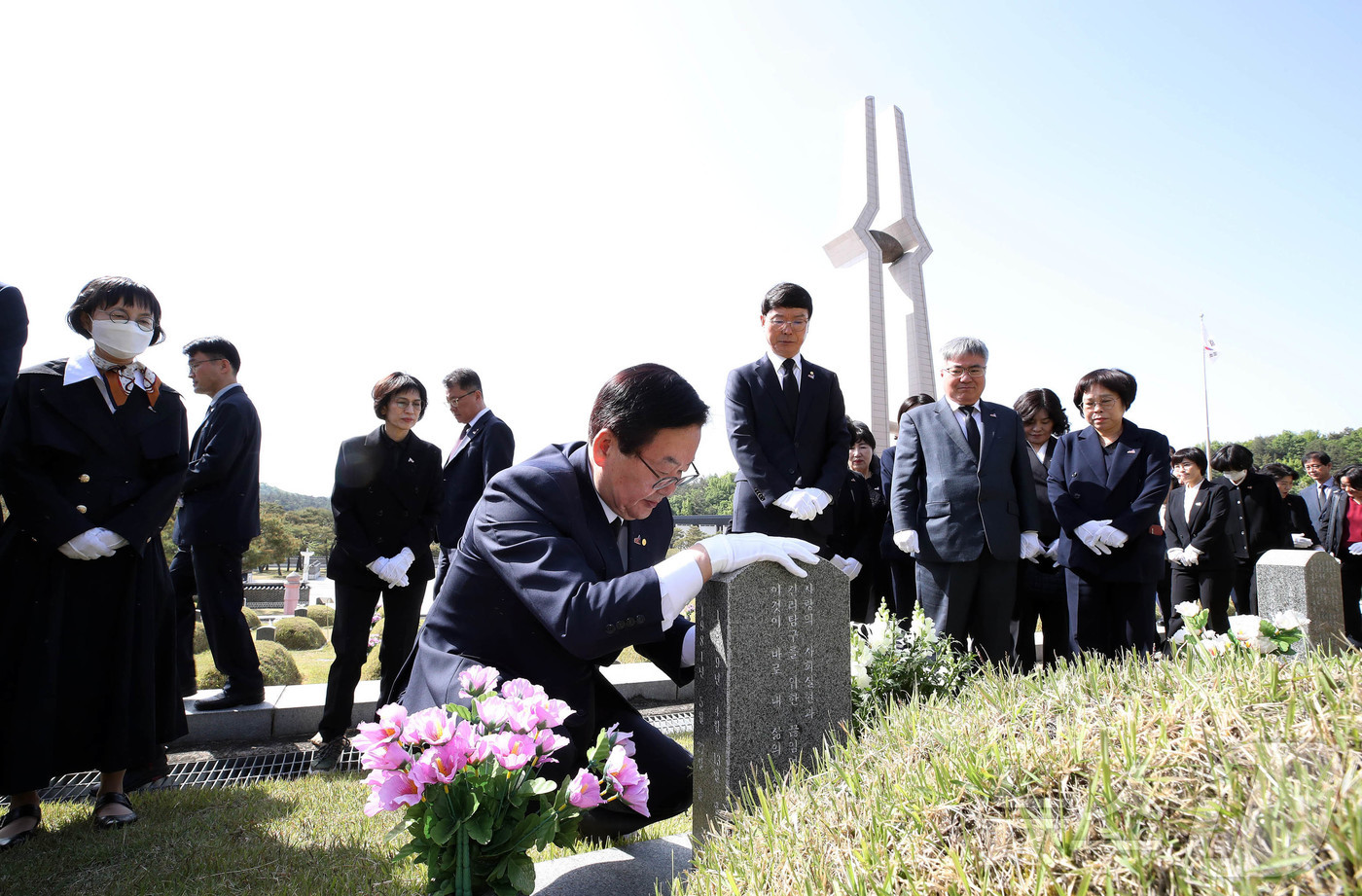 (광주=뉴스1) 박지현 기자 = 문인 북구청장과 간부공무원들이 8일 광주 북구 운정동 국립 5·18민주묘지에서 5·18민주화운동 45주년을 맞아 영령들의 숭고한 넋을 기리고 구청 …