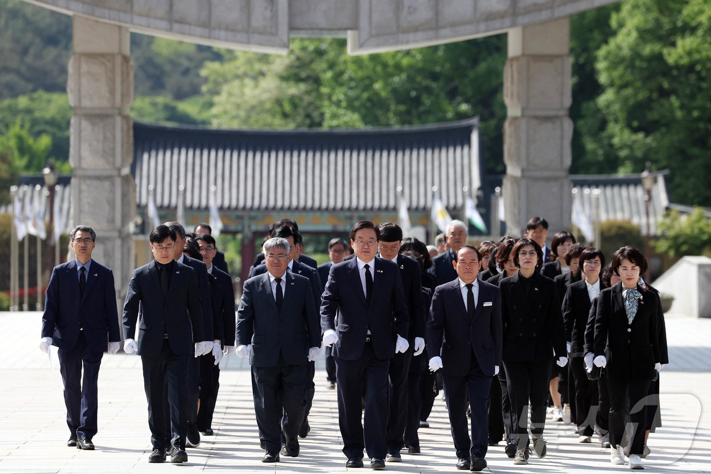 (광주=뉴스1) 박지현 기자 = 문인 북구청장과 간부공무원들이 8일 광주 북구 운정동 국립 5·18민주묘지에서 5·18민주화운동 45주년을 맞아 영령들의 숭고한 넋을 기리고 구청 …