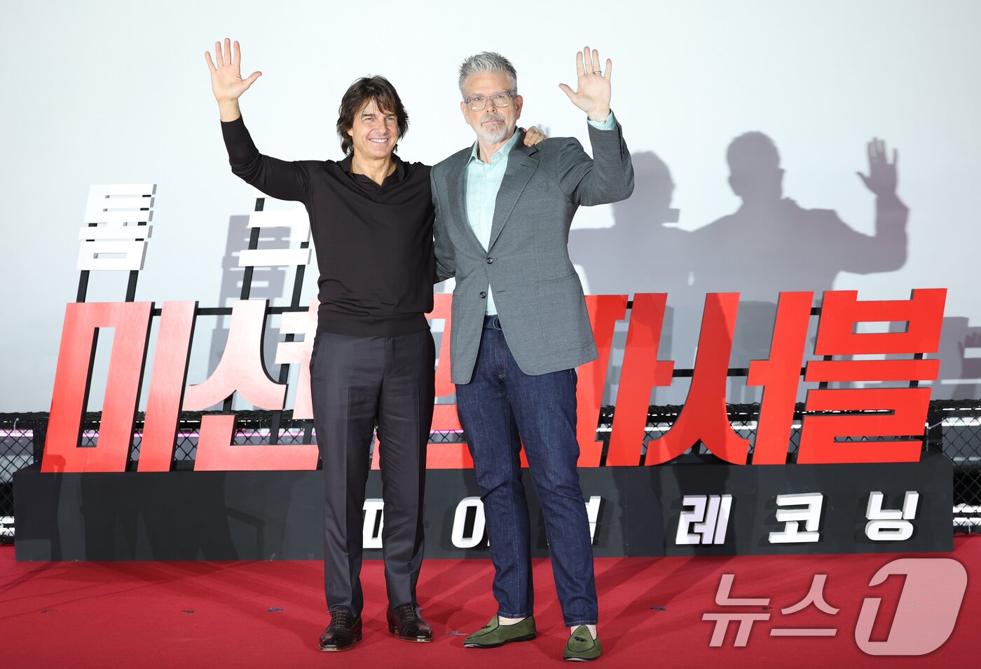 본문 이미지 - 배우 톰 크루즈와 스티브 맥쿼리 감독&#40;오른쪽&#41;이 8일 오후 서울 송파구 올림픽로 롯데시네마 월드타워점에서 열린 영화 &#39;미션 임파서블: 파이널 레코닝&#39; 기자간담회에 참석해 포즈를 취하고 있다. 2025.5.8/뉴스1 ⓒ News1 권현진 기자