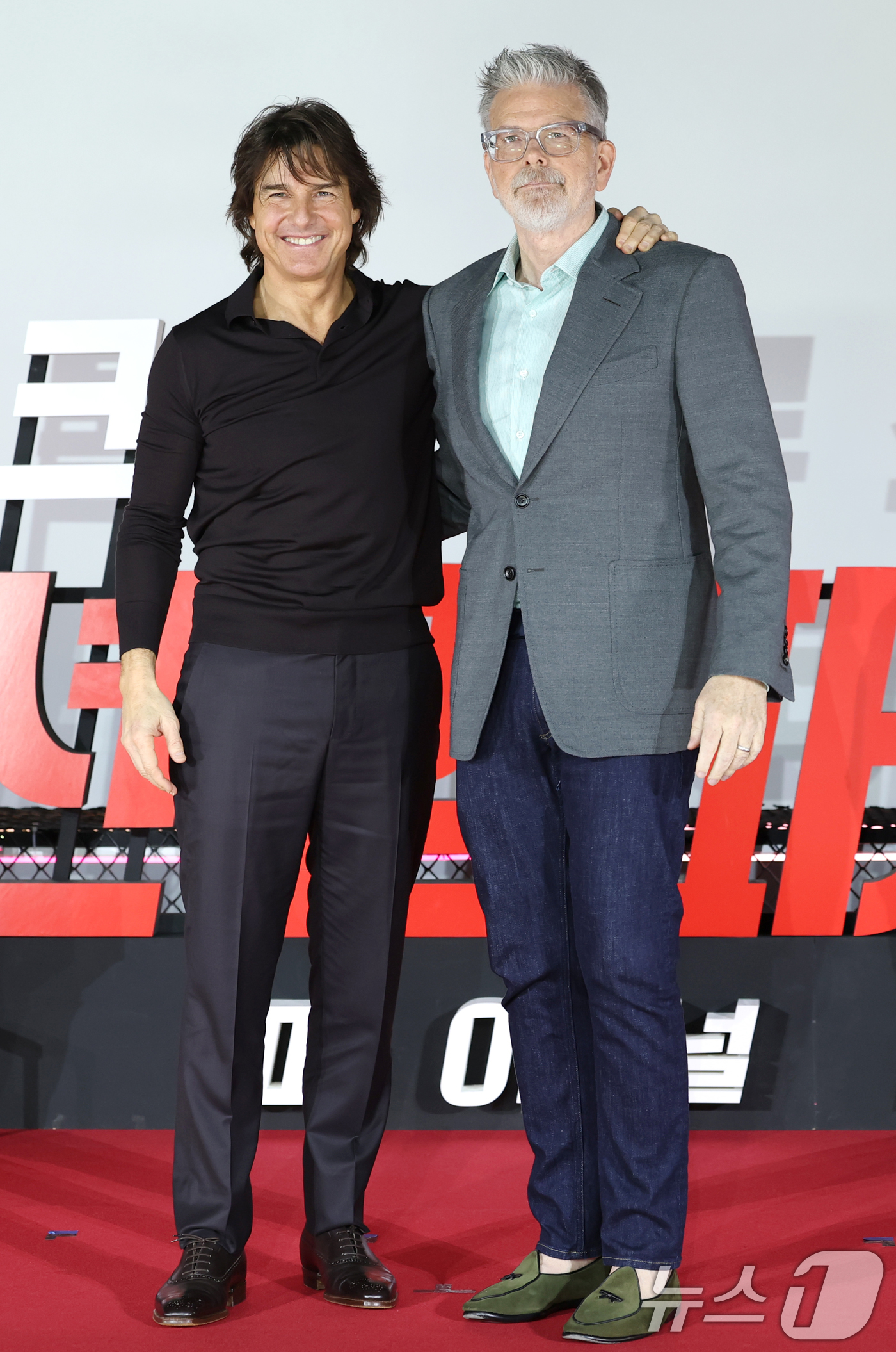 (서울=뉴스1) 권현진 기자 = 배우 톰 크루즈와 스티브 맥쿼리 감독(오른쪽)이 8일 오후 서울 송파구 올림픽로 롯데시네마 월드타워점에서 열린 영화 '미션 임파서블: 파이널 레코닝 …