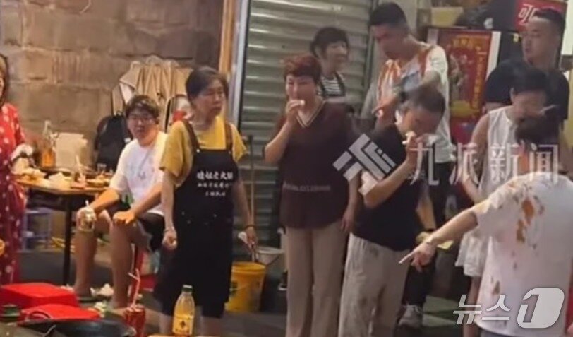 본문 이미지 - 아수라장이 된 훠궈식당 - 웨이보 갈무리