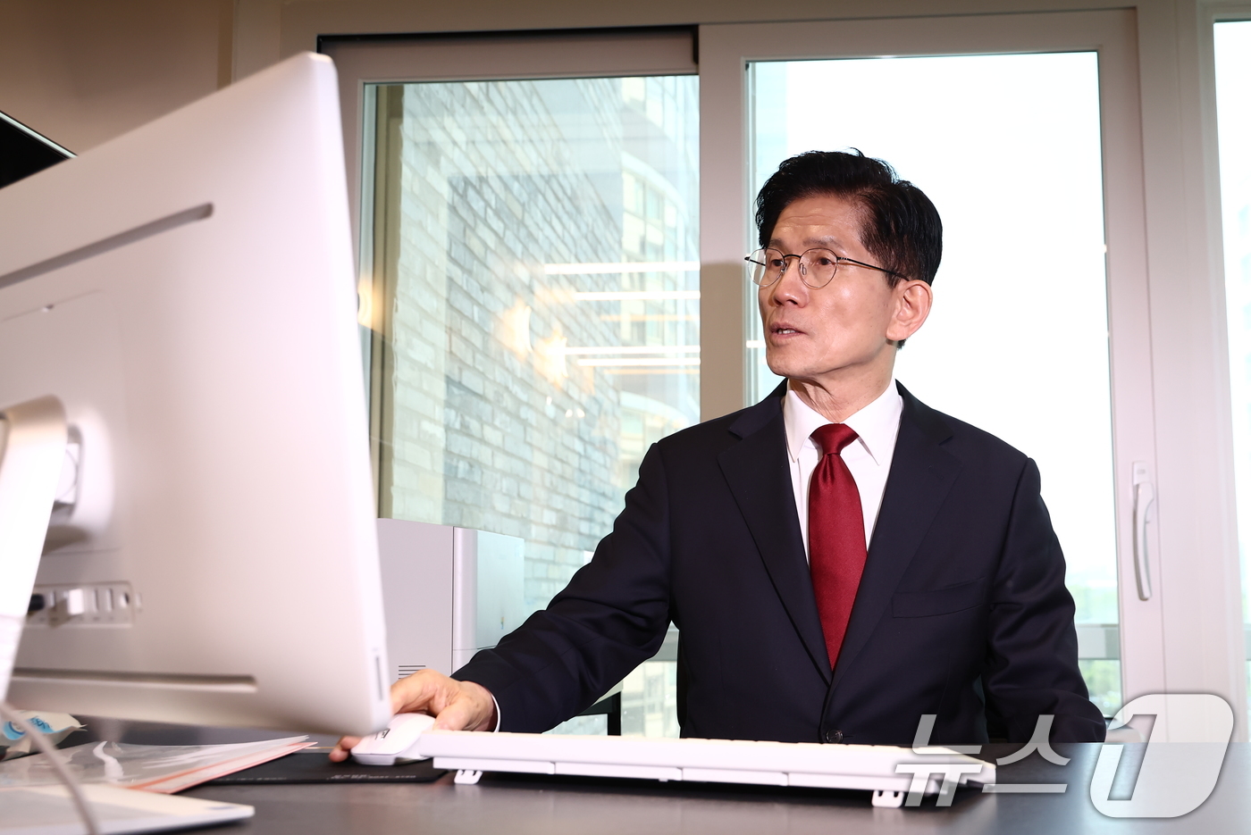 (서울=뉴스1) 김민지 기자 = 김문수 국민의힘 대통령 후보가 8일 오후 서울 여의도 중앙당사에 마련된 후보실에서 업무를 보고 있다. 2025.5.8/뉴스1