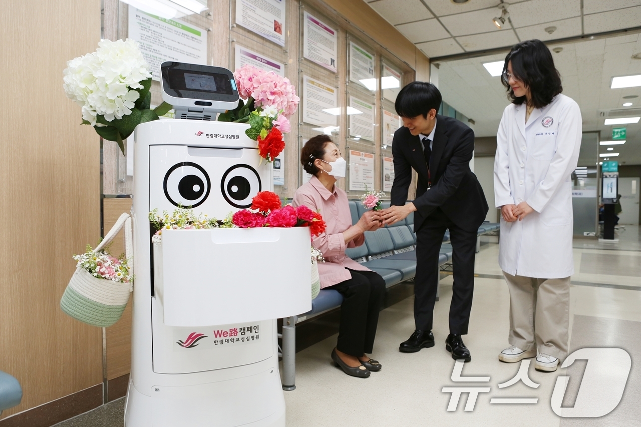 (서울=뉴스1) = 한림대학교성심병원은 8일 오전 배송로봇을 활용해 어르신들에게 카네이션을 전달하는 특별한 행사를 진행했다고 밝혔다.배송 로봇이 카네이션을 전달하고 있다. (한림대 …