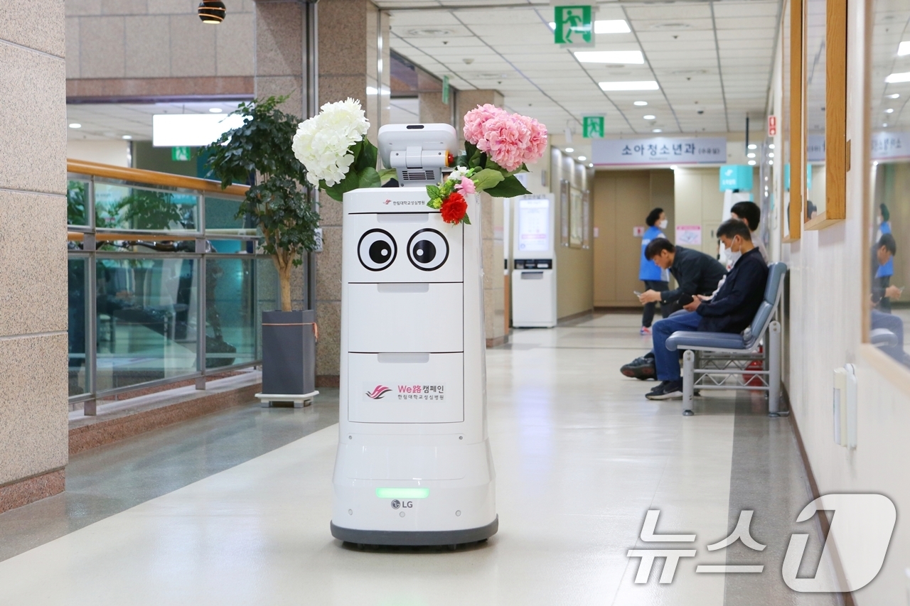 (서울=뉴스1) = 한림대학교성심병원은 8일 오전 배송로봇을 활용해 어르신들에게 카네이션을 전달하는 특별한 행사를 진행했다고 밝혔다.배송 로봇이 카네이션을 전달을 위해 이동하고 있 …