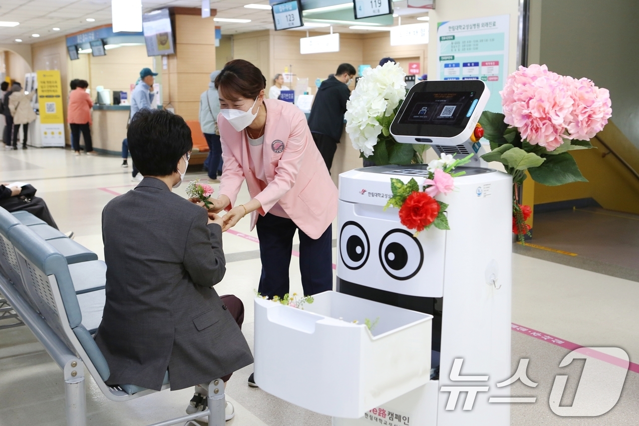 (서울=뉴스1) = 한림대학교성심병원은 8일 오전 배송로봇을 활용해 어르신들에게 카네이션을 전달하는 특별한 행사를 진행했다고 밝혔다.배송 로봇이 카네이션을 전달하고 있다. (한림대 …