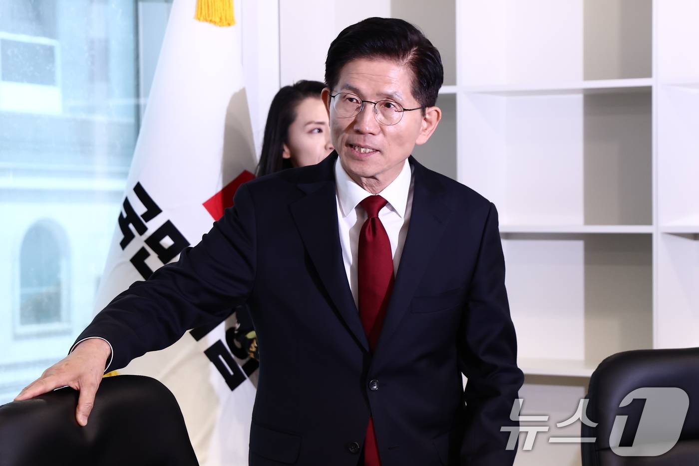 (서울=뉴스1) 김민지 기자 = 김문수 국민의힘 대통령 후보가 8일 오후 서울 여의도 중앙당사에 마련된 후보실에 도착하고 있다.  2025.5.8/뉴스1