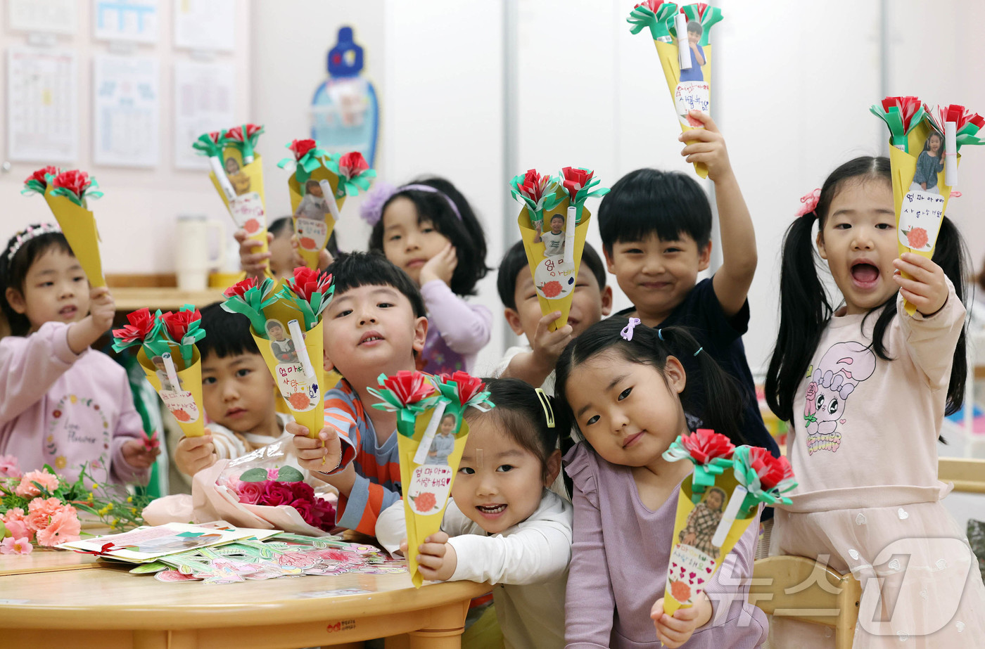 (광주=뉴스1) 박지현 기자 = 어버이날인 8일 광주 북구청어린이집에서 아이들이 부모님께 드릴 카네이션 만들어 보이고 있다. (광주 북구 제공. 재판매 및 DB 금지) 2025.5 …