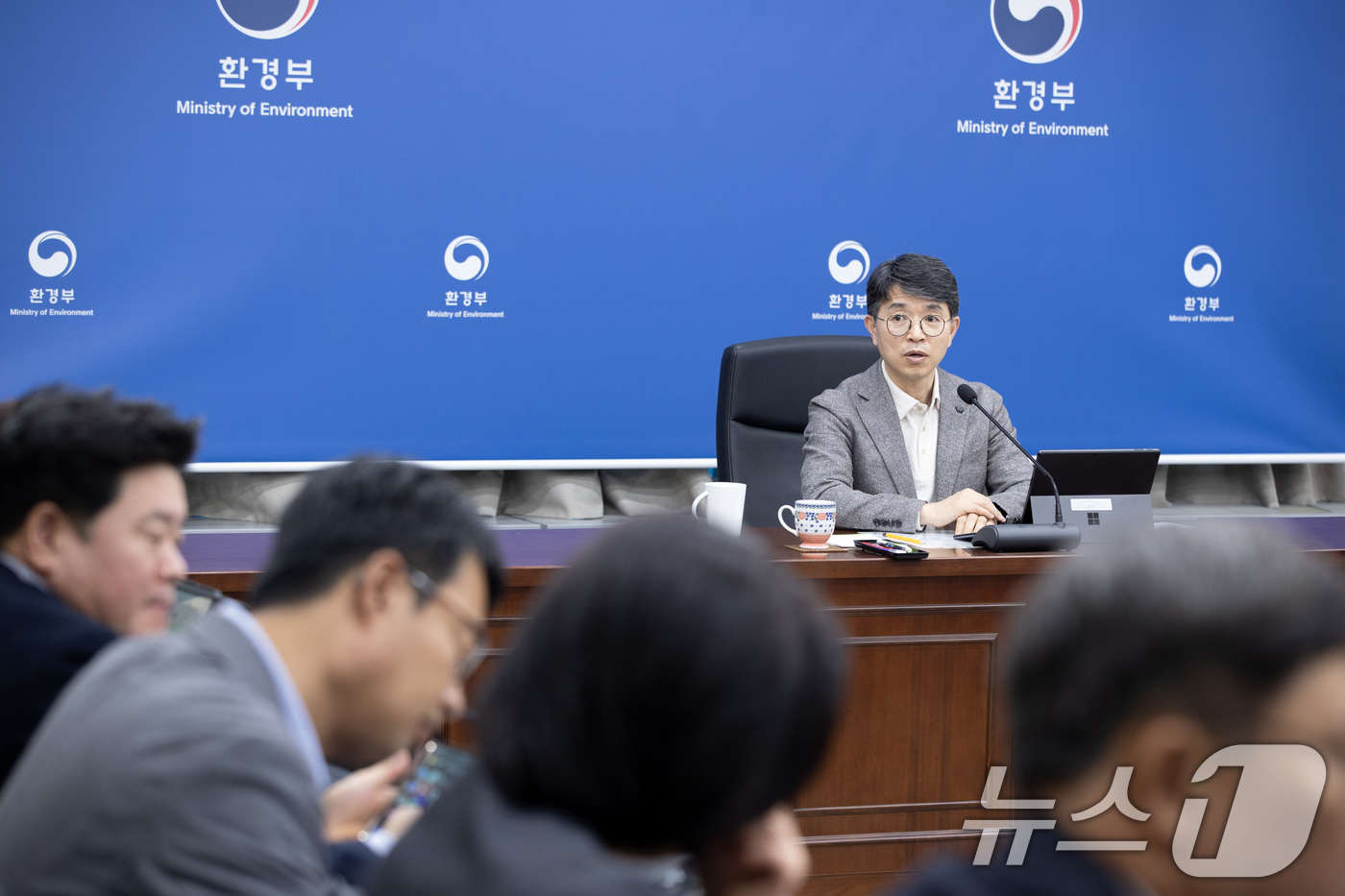 (서울=뉴스1) = 김완섭 환경부 장관이 8일 서울 서초구 한강홍수통제소에서 확대간부회의를 열고, 국내 기업의 캄보디아 물산업 시장 진출 지원 등 캄보디아 출장 성과를 설명하며 간 …