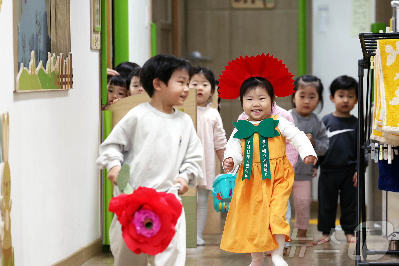 (광주=뉴스1) 박지현 기자 = 어버이날인 8일 광주 북구청어린이집에서 아이들이 부모님께 드릴 카네이션 만드는 즐거운 시간을 보내고 있다. (광주 북구 제공. 재판매 및 DB 금지 …